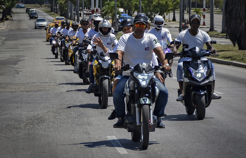 Club de Motos Eléctricas en la caravana por la Seguridad Vial