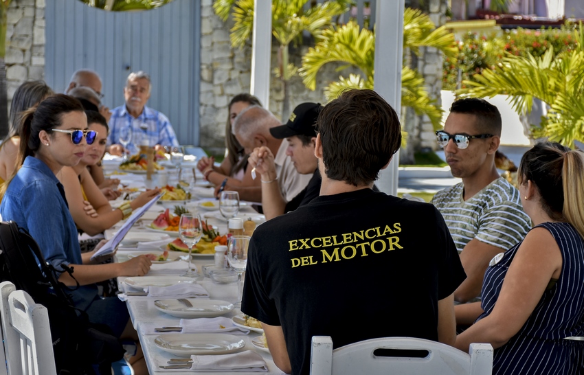 Excelencias del Motor en desayuno de trabajo en el restaurante Marea