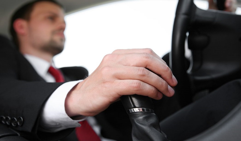 Saltarse velocidades cuando conduces un coche con cambio manual 