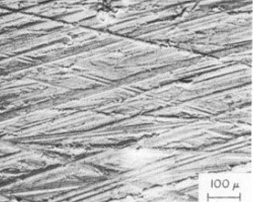 Microfotografía del honing del hierro fundido gris