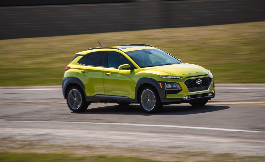 Hyundai Kona amarillo a toda velocidad