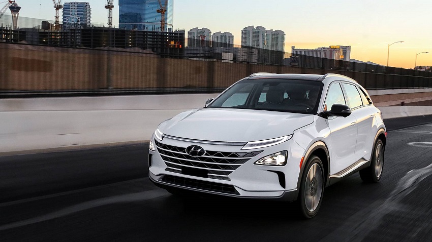 Hyundai Nexo blanco a toda velocidad