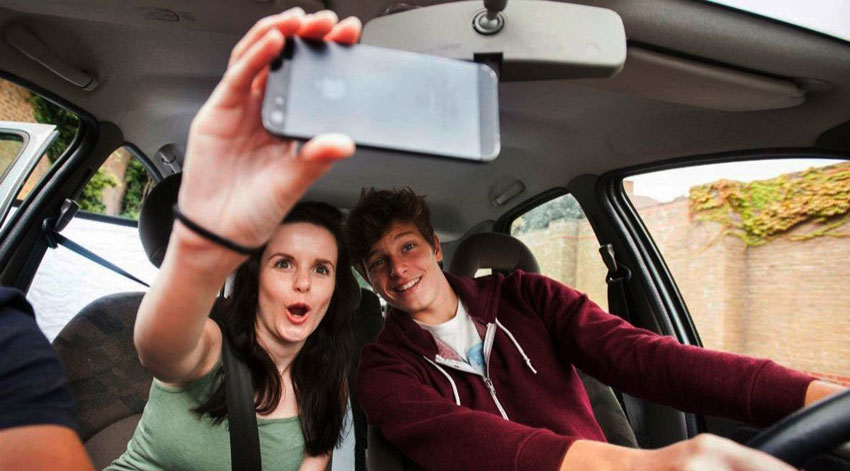 joven manejando con el movil