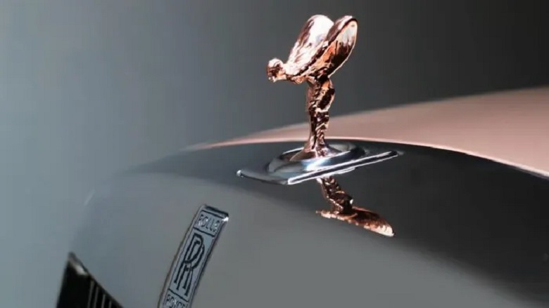 ¿Qué pasó con las insignias en el capó de los coches?