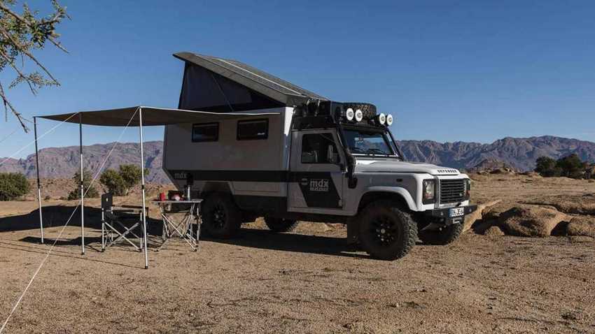 Land Rover Defender MDX en un campo, vista lateral