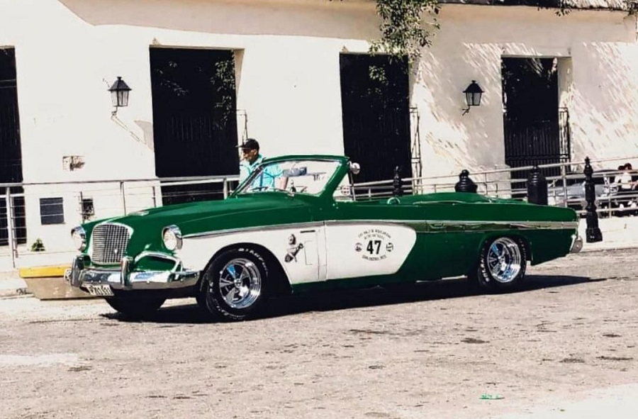El rugir de motores en los Jardines del Cabaret Tropicana