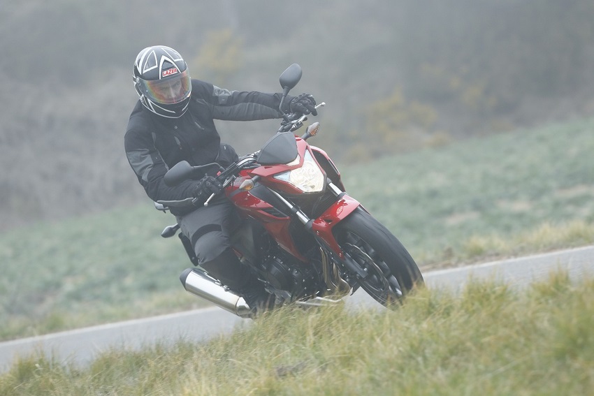 Consejos para conducir una moto bajo la lluvia de www.excelenciasdelmotor.com