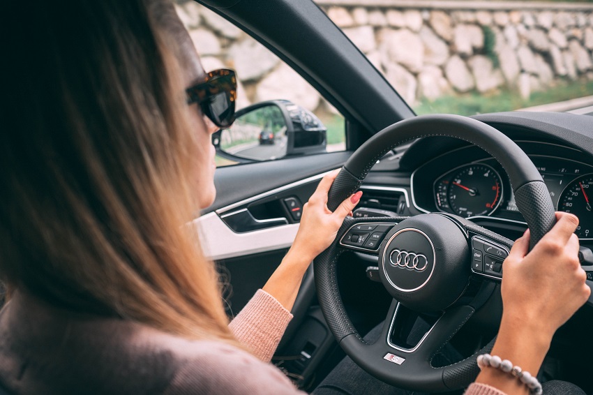 Mujer al volante