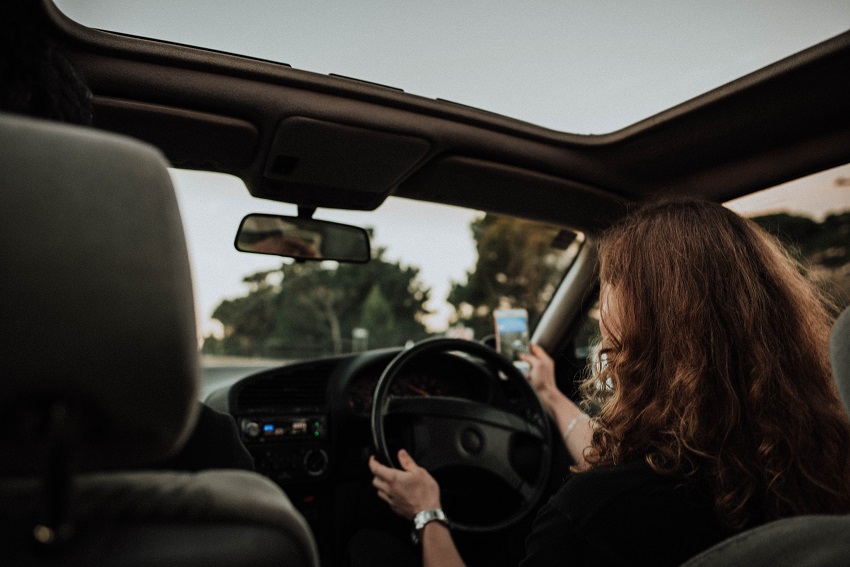 Mujer al volante de un auto