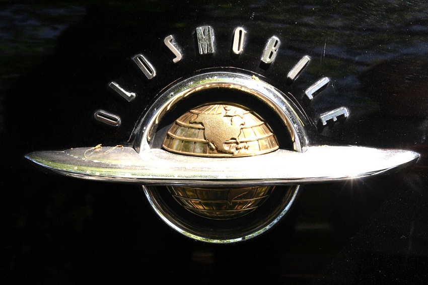 Oldsmovile Logo