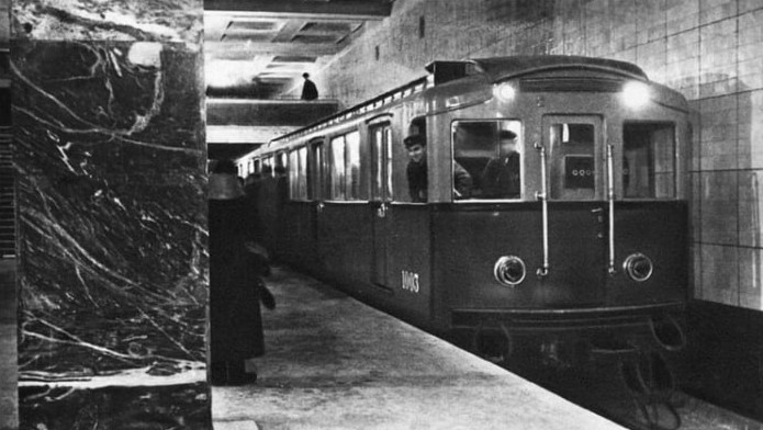 inaugura la primera línea del metro en Moscú