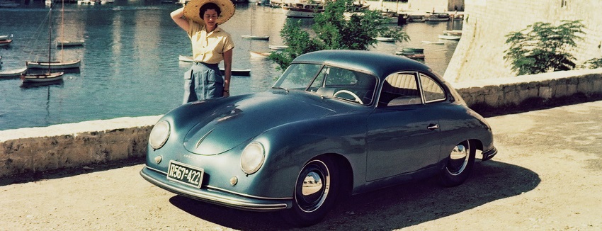 Porsche 356 azul, mujer parada cerca del auto