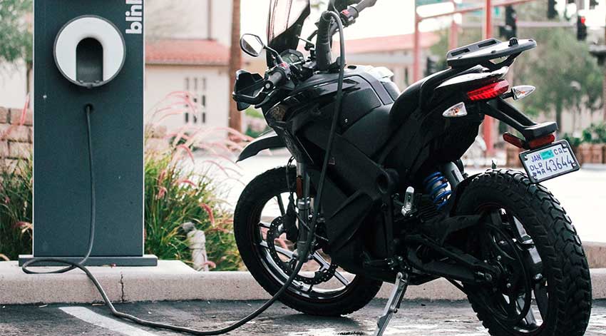 Moto eléctrica conectada a la corriente