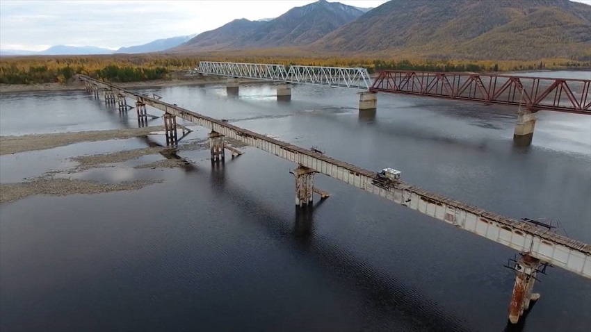 Puente Kuandinsky que atraviesa el río Vitim, en Rusia