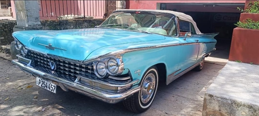 El rugir de motores en los Jardines del Cabaret Tropicana