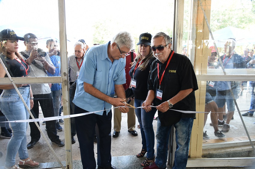 Apertura del II Salón de Excelencias del Motor por el director de Expocuba