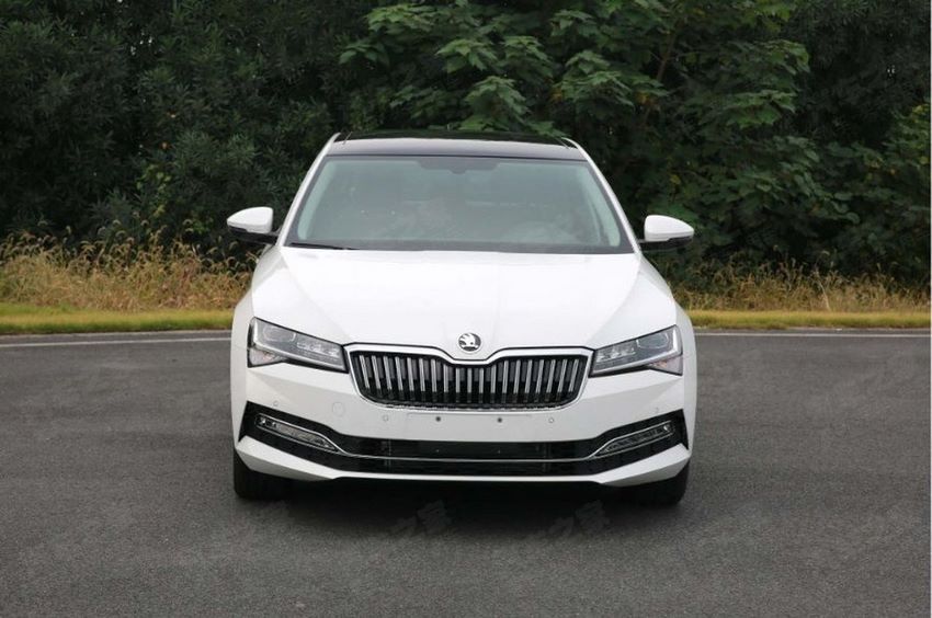 Skoda Superb blanco vista frontal, imagenes flitradas