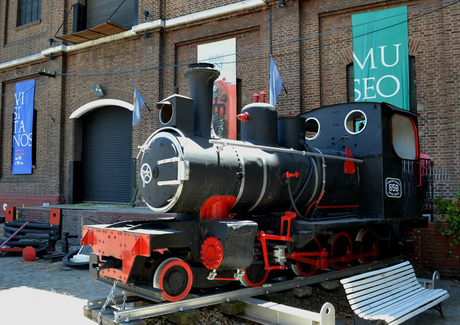 Locomotora que adorna la entrada al museo