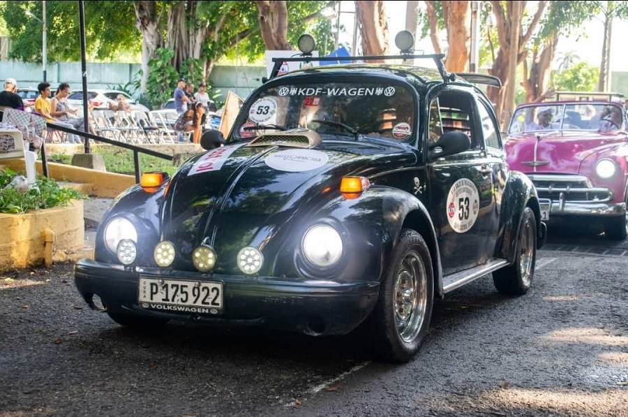 El rugir de motores en los Jardines del Cabaret Tropicana