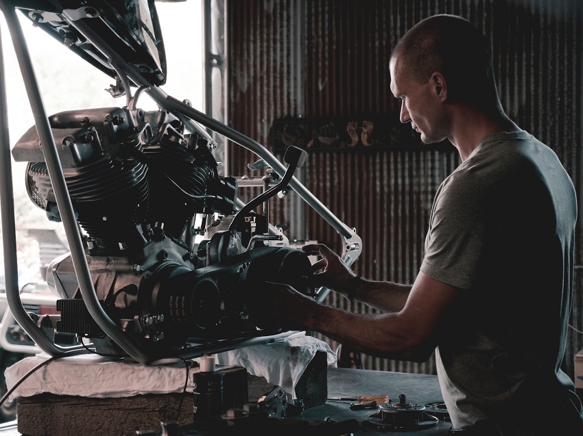 Hombre revisando un motor de motocicleta