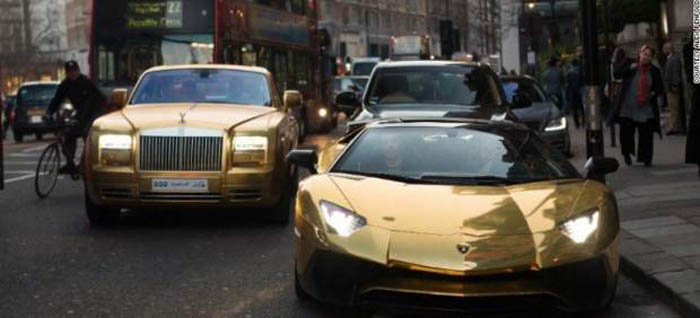 La flota de coches de oro que circula en las calles de Londres
