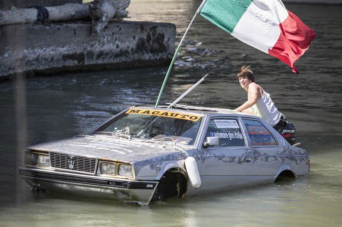 Detienen a un hombre que navegaba por el río Tíber en un Maserati anfibio