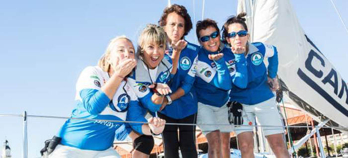 Cinco supervivientes de cáncer de mama cruzan el Atlántico a bordo de un barco de vela