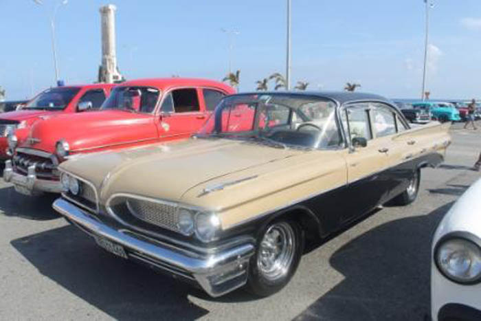 El Pontiac que ha rodado "intacto" casi 60 años en Cuba   