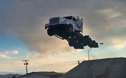 Récord Guinness: el salto en camión más largo del mundo