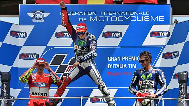 Lorenzo arrasa y Márquez se cae