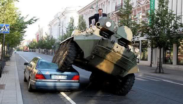 Video: ¡Alcalde de Lituania aplasta Mercedes-Benz mal estacionado!