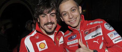 Alonso le gana a Rossi sobre cuatro ruedas