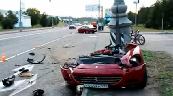 Vídeo: Un Ferrari 612 Scaglietti se parte en dos tras chocar contra un poste