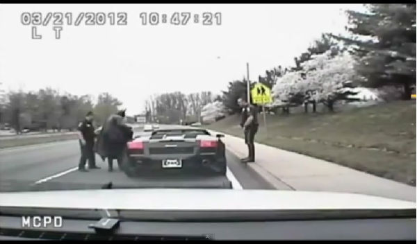 Batman detenido por la policía La Policía detiene a Batman en un Lamborghini