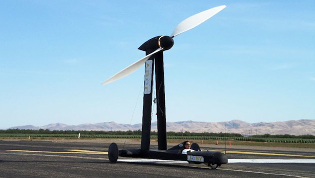 Blackbird, el coche eólico que corre más que el viento