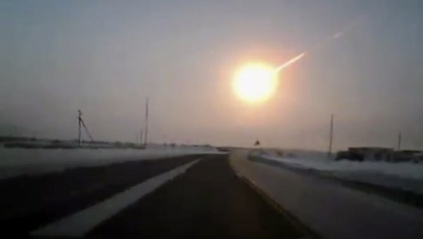 Graba desde su coche la caída de un meteorito en Rusia