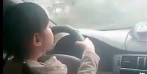 Video: Una niña china que conduce sola...