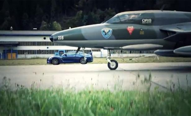 Nissan GT-R contra avión de guerra Oris Swiss Hunter