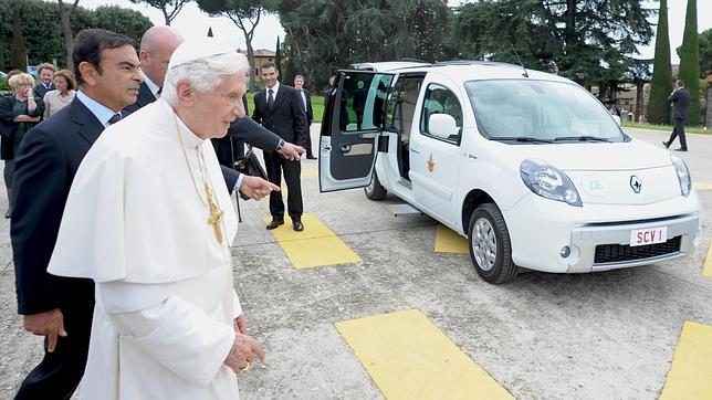 Renault regala el primer automóvil eléctrico al Papa
