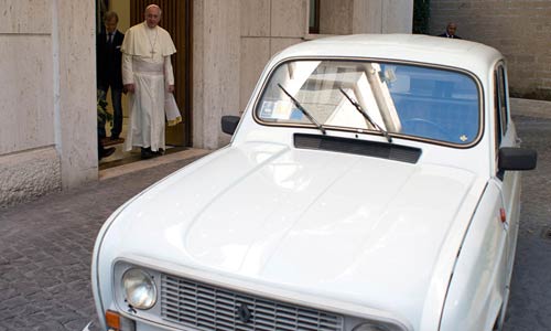 El Papa Francisco conduce un Renault 4