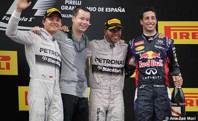 Hamilton sufre para vencer el GP de España y es el nuevo líder