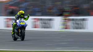 Rossi se lleva la victoria en la accidentada carrera de Australia