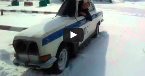 Video: El coche de Policía más estrecho del mundo