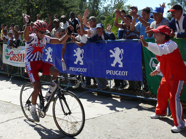  Peugeot-BDC International con un equipo en la Vuelta Ciclística a Cuba