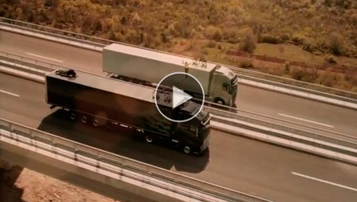 Equilibrios sobre dos camiones Volvo en marcha