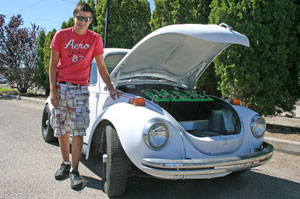 Un Volkswagen Beetle del 72 eléctrico, adaptado por un chico