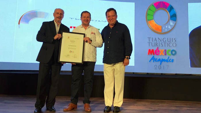 Enrique Peña Nieto galardonado en la primera edición de los premios Excelencias México