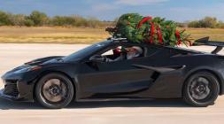Récord de velocidad para un coche con un árbol de Navidad encima