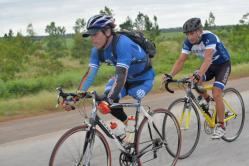 Jorge Luis González haciendo 200 km en bicicleta.