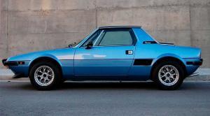 Fiat X 1/9 de 1972 azul, foto lateral